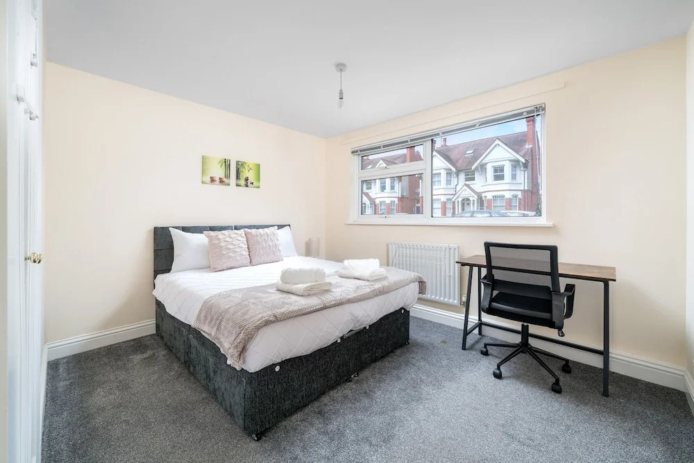 Spacious Pet Friendly 2-bed Apartment in Redhill