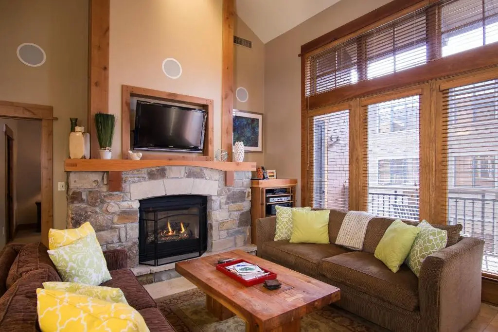2 Bedrooms w/ Large Loft + 2.5 Baths