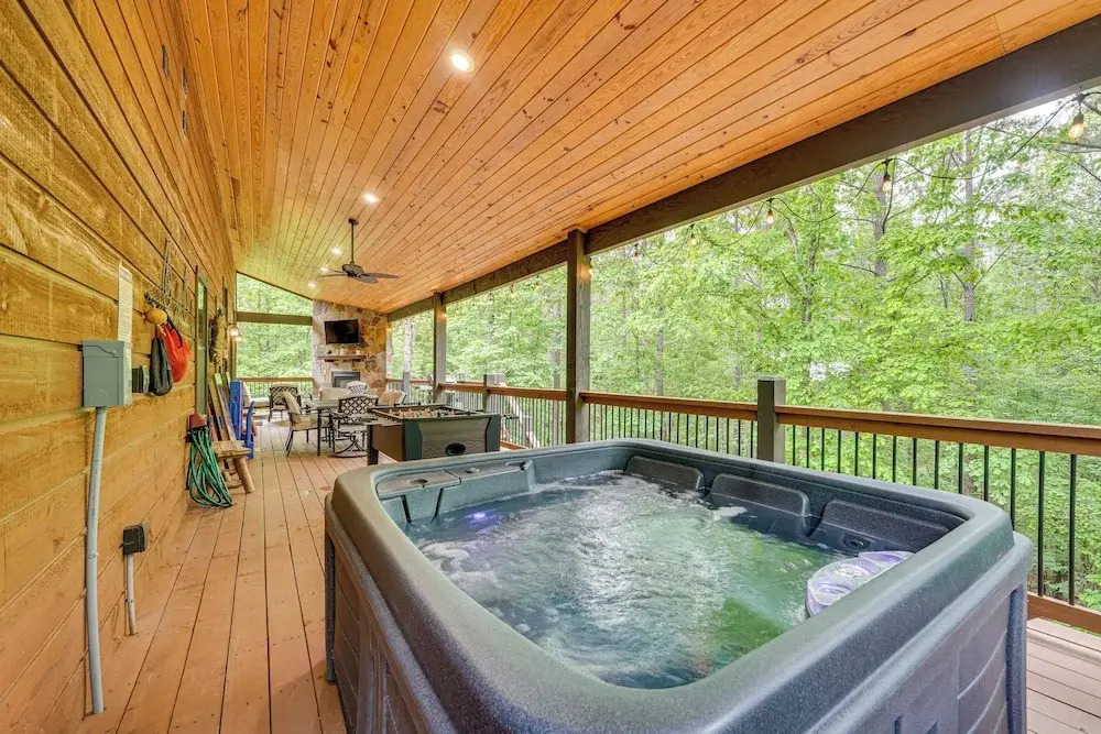 Modern, Luxe Cabin in Broken Bow w/ Hot Tub!