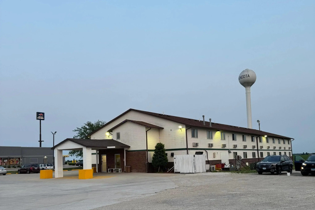 Super 8 by Wyndham Mendota I-39