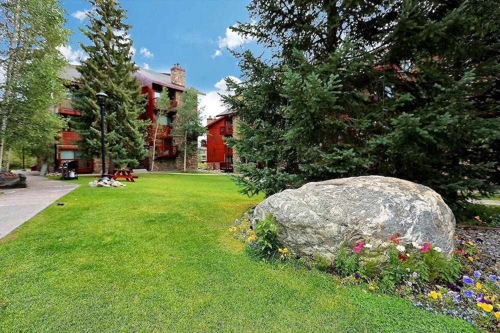 Pine Ridge 7e - Ski-in / Ski-out 3 Bedroom Condo by RedAwning