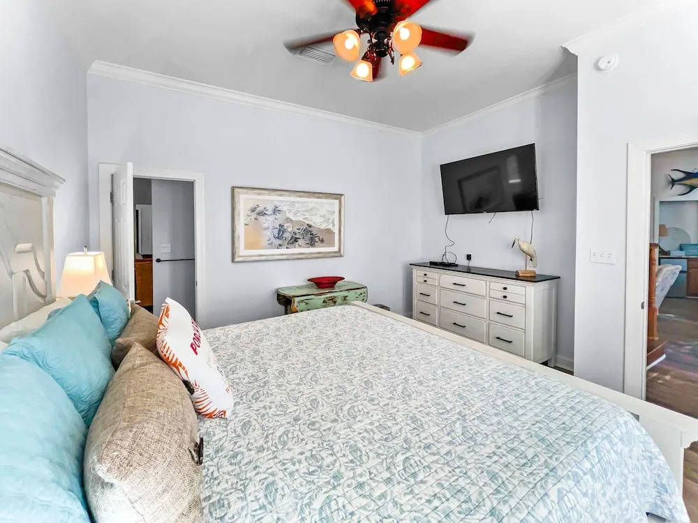 Key Lime Pie 6 Bedroom Home by RedAwning
