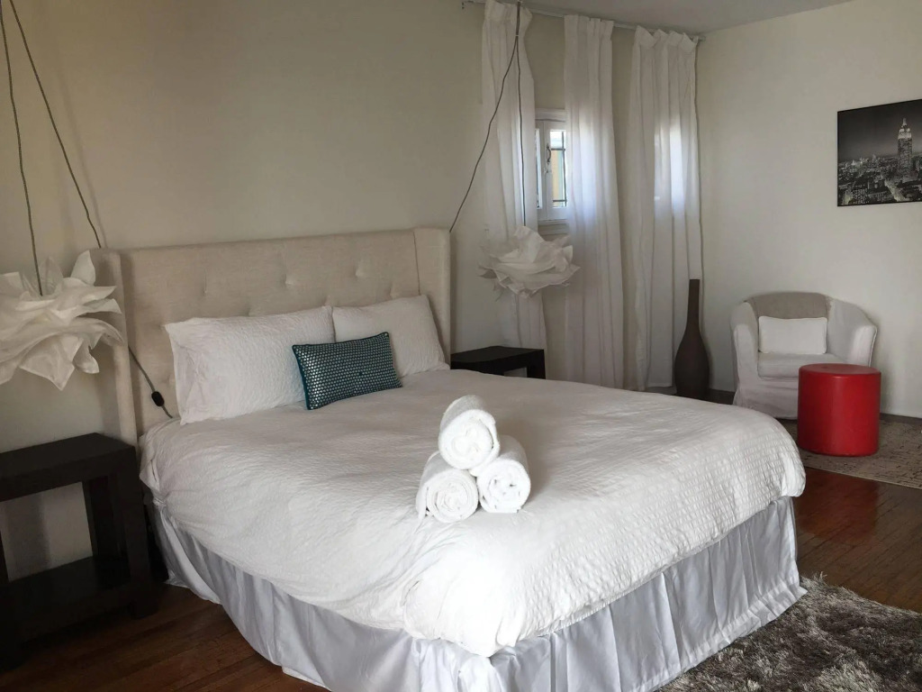 Chic Hollywood Bungalow