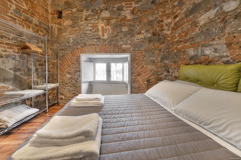Stone Walls Deluxe