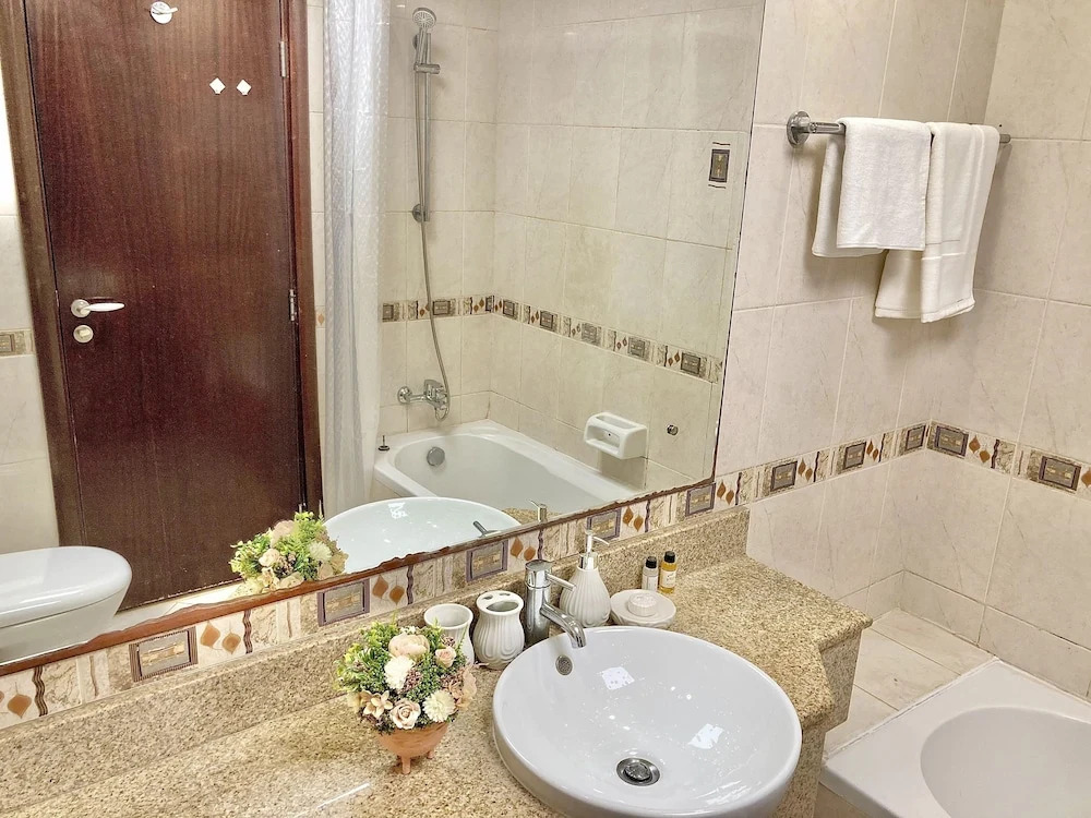 Whitesage - Lakefront Apartment Amidst Parks With Lake Access