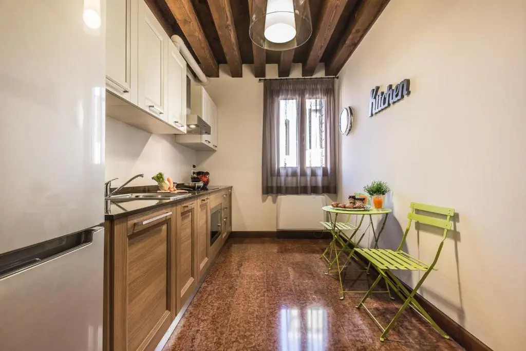 Ca del Monastero 1 Collection Apt for 4 Guests with Balcony and Lift