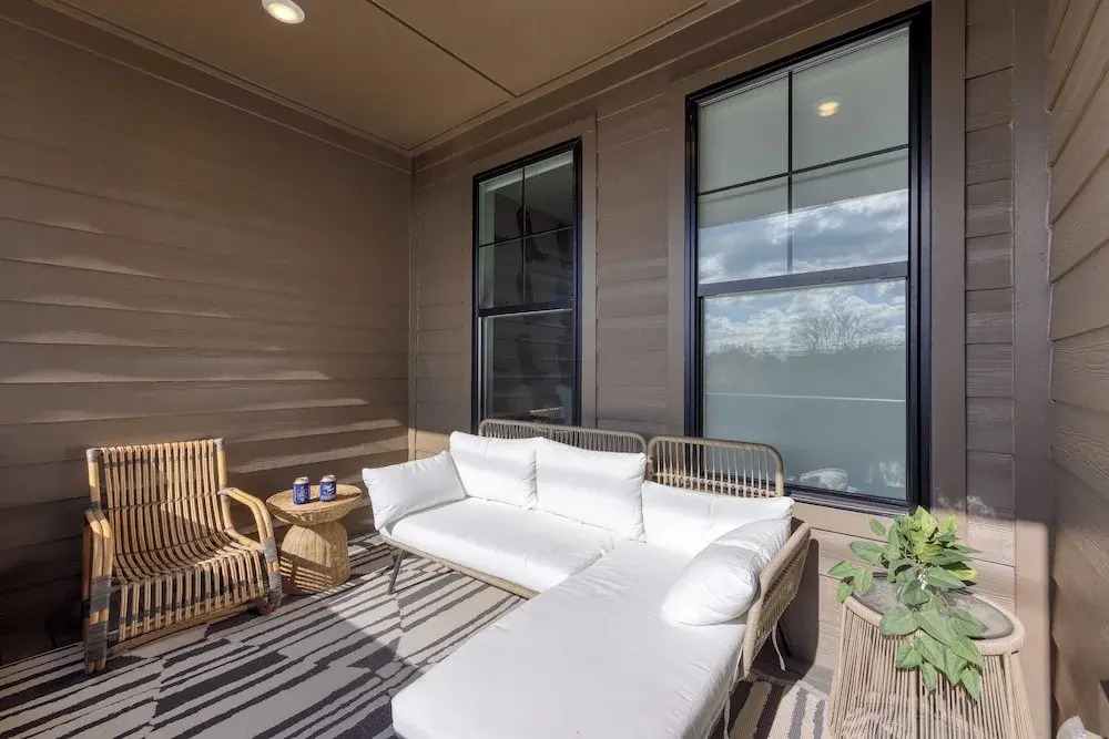 Sleeps 16 2 Modern Townhomes, Minutes to Broadway Lischey & 98 Degrees by Avantstay
