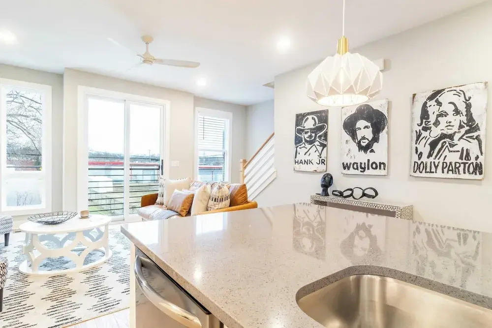 Monty by Avantstay 4bdr 4ba, Balcony w/ Outdoor Seating, 5mins to DT