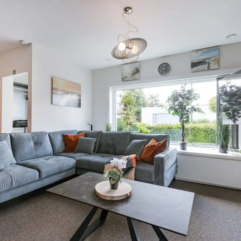 Spacious House With Garden and Parking