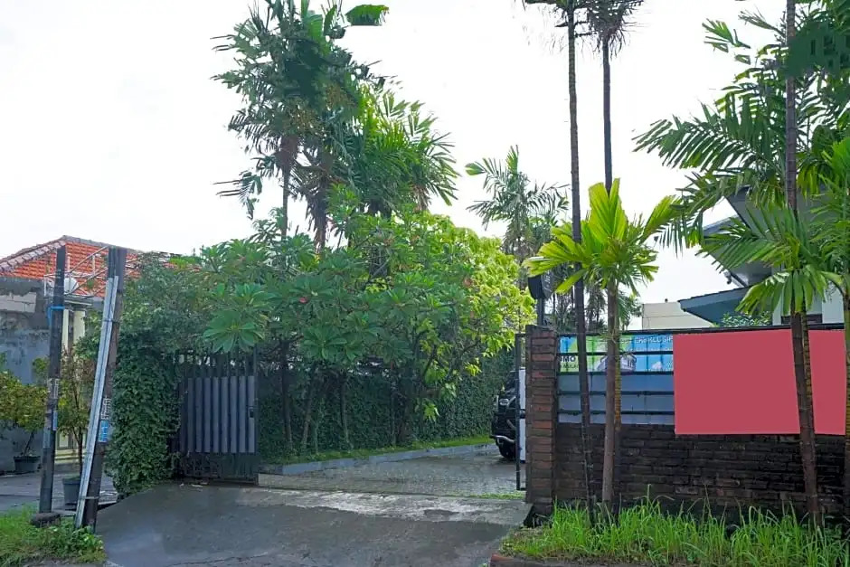 OYO Life 2905 Kost Semampir Tengah Near RSU Premier Surabaya Kota Surabaya