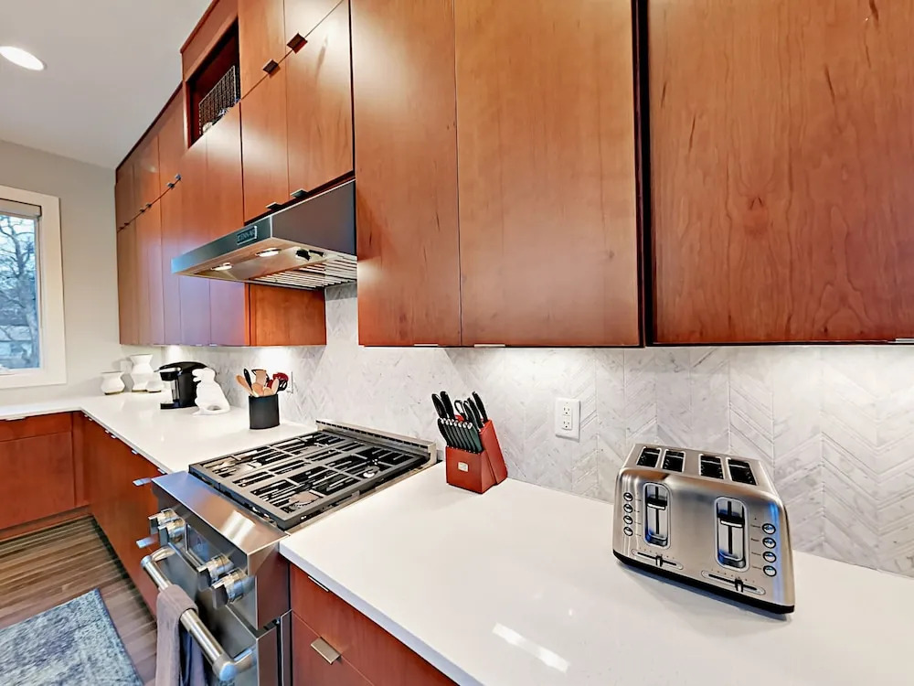 Summit Ave Townhouse 3 Bedrooms 3.5 Bathrooms Townhouse