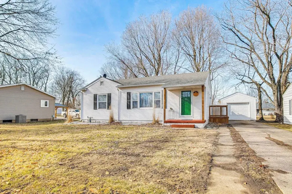 < 1 Mi to Route 66: Home w/ Large Yard!