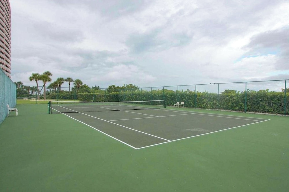 Walk to Sand Key! 11th-floor Clearwater Beach Gem