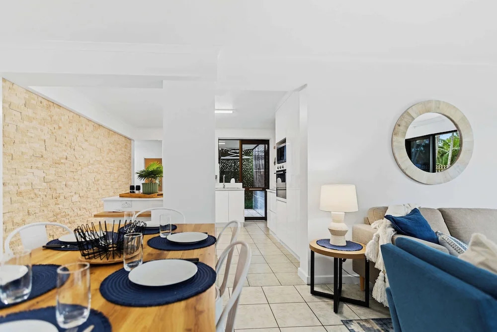 Rainforest Reef Retreat - Esplanade Ground-floor Apartment