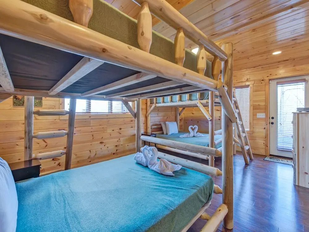 Parkside Lodge 6 Bedroom Home with Hot Tub