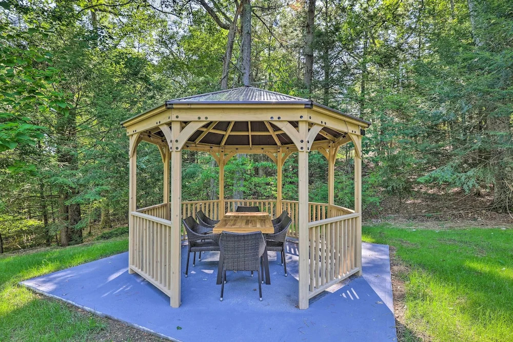 Hot Tub & Yard: Stroudsburg Home in Poconos