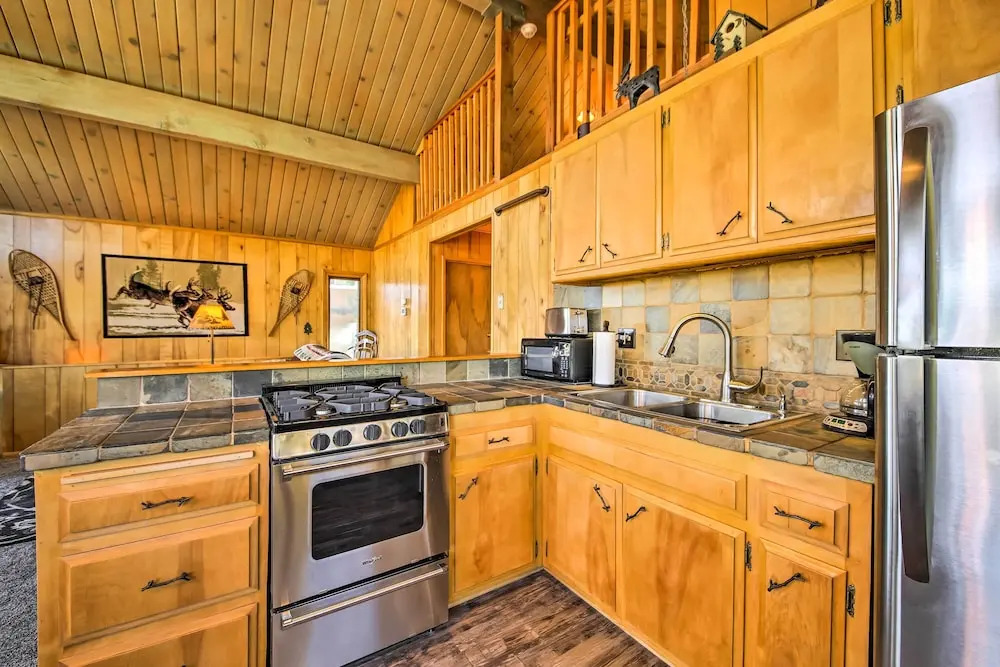 5 Mi to Big Bear Mtn Resort: Cozy Cabin w/ Deck