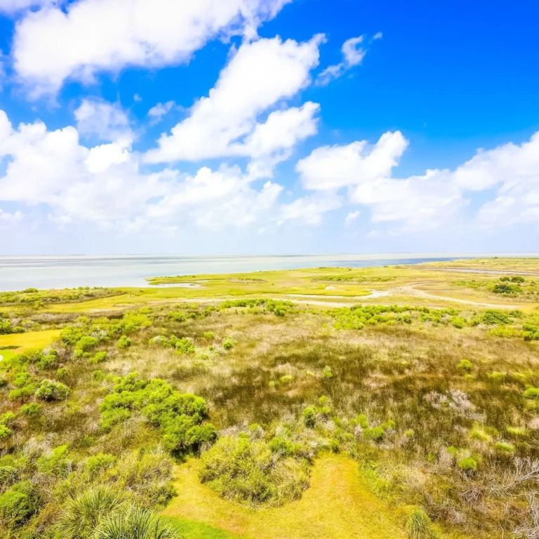 Resort Living on the Bay 2 bed 2 Bath Gorgeous Views Heated Infinity Pool Beach Access