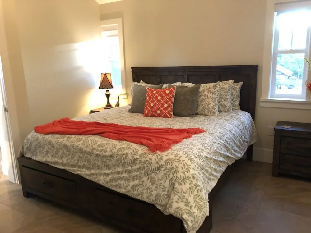 Kelowna Bed & Breakfast (CHATHAM HOUSE)