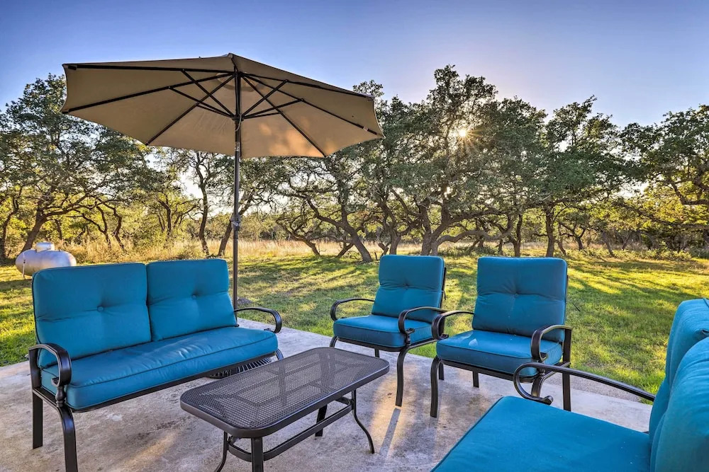 Quiet Haven w/ Hot Tub, 4 Mi to Canyon Lake!