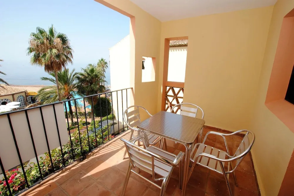 Doña Lola Claudia Beachfront Apartment CS197