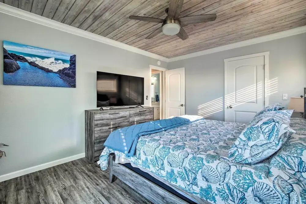 Gold Beach Home w/ Hot Tub, 1/4 Mi to Beach