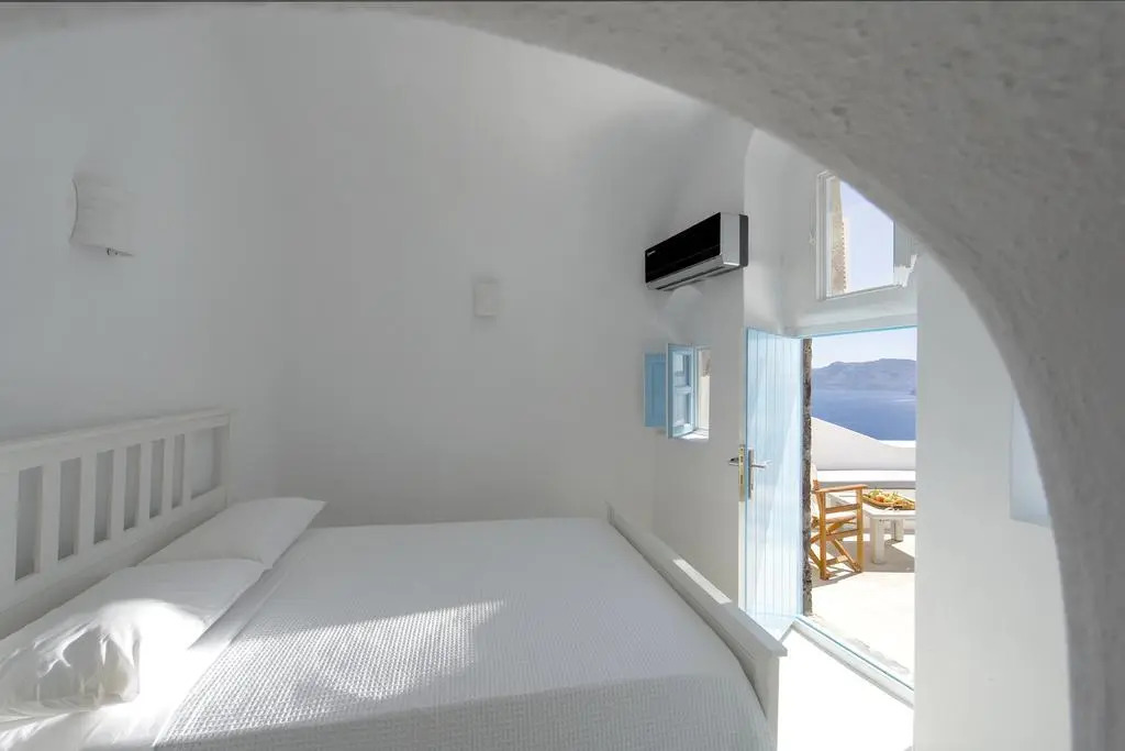 Cave Agapi Oia