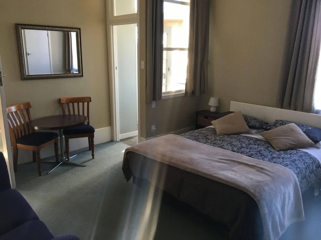 Manor on the Park Backpackers