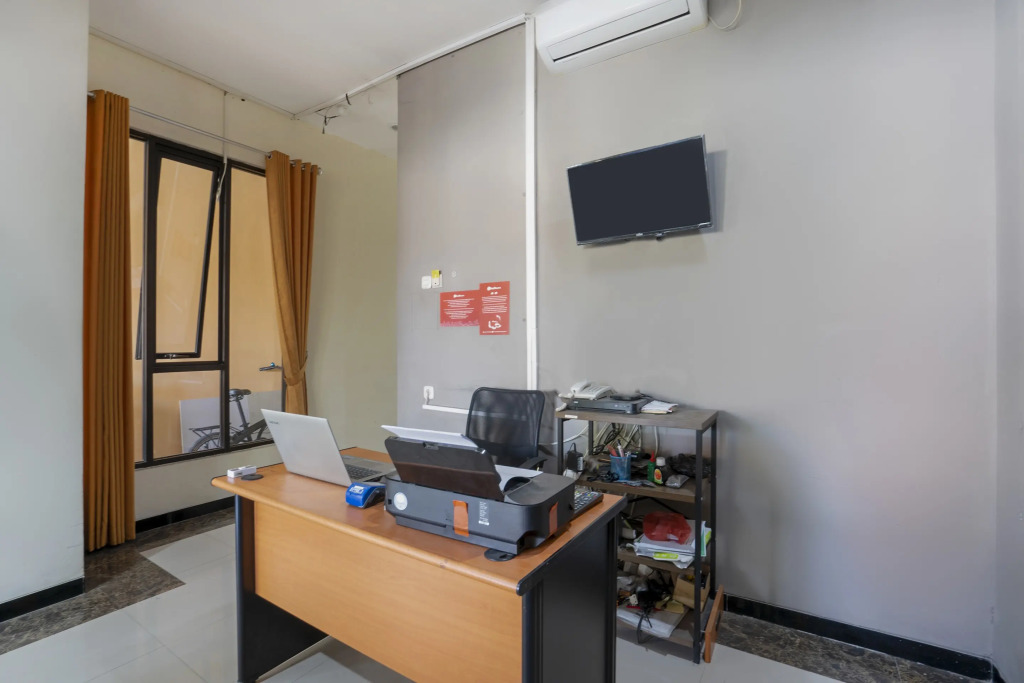 RedDoorz Syariah near Airlangga University Campus B