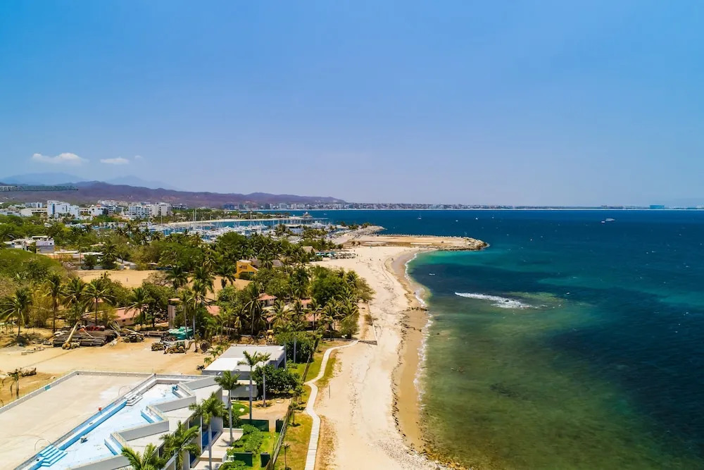 Cozy Oceanview Loft With Panoramic Views, Outdoor Pool & Fitness Room