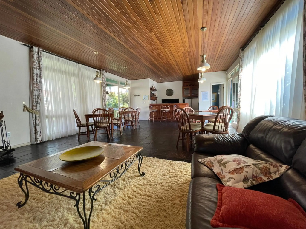 Apartamento Belo Jardim! Com LAREIRA 500 metros do LAGONEGRO, VISTA para Jardim em CONDOMINIO FECHAD0 com GARAGEM e Wi-Fi e PETFRIENDLY