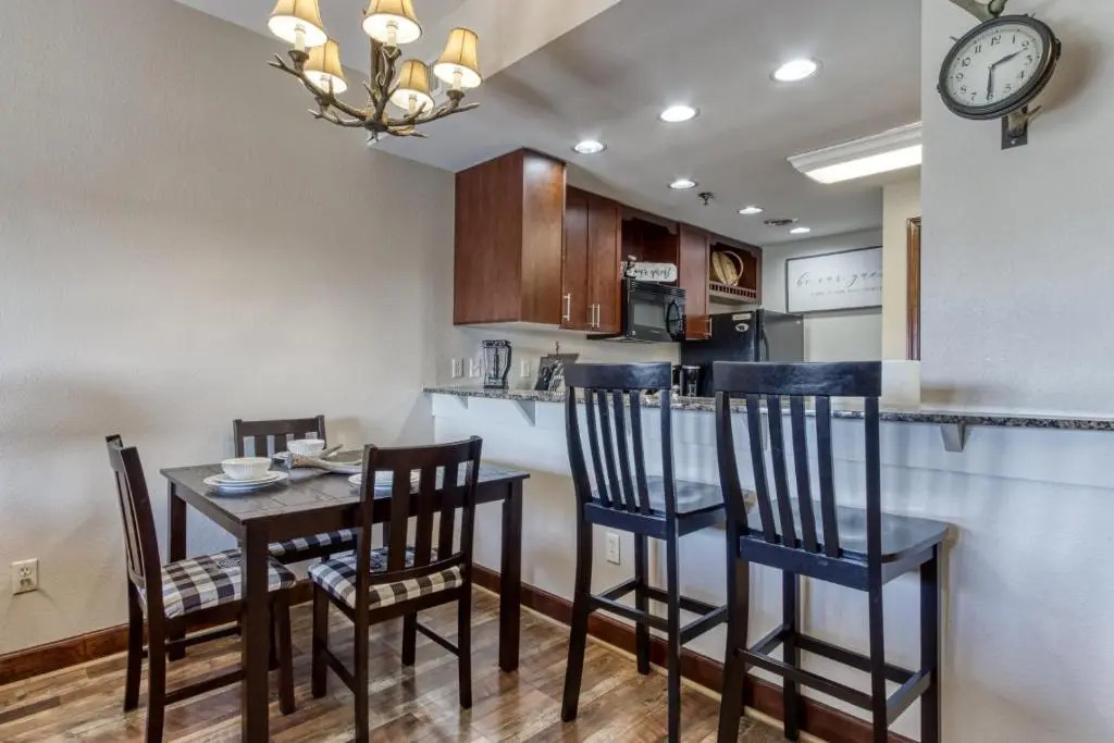 Gorgeous 2BD 2BTH Condo with Mountain Views Pool Hot Tub Game Room Close to Parkway
