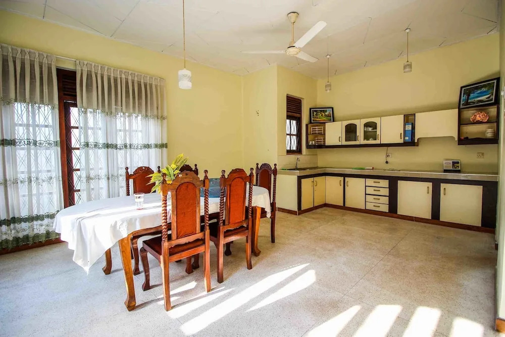 Yoho Airport Way Bungalow