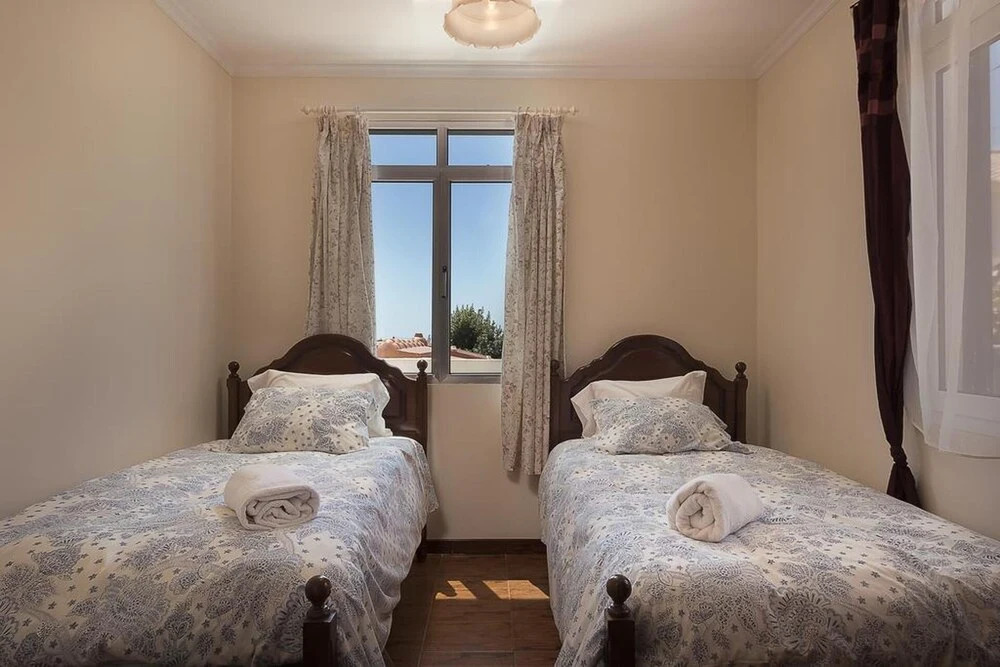 5-bed Villa for Families in Prazeres Free Parking