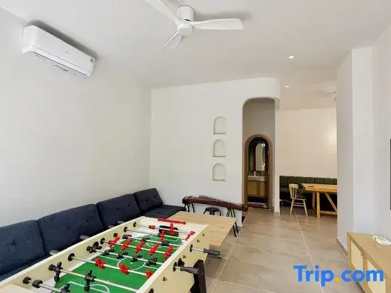 Les Amis Phu Quoc - Grand World whole house 18 pax, near the beach.