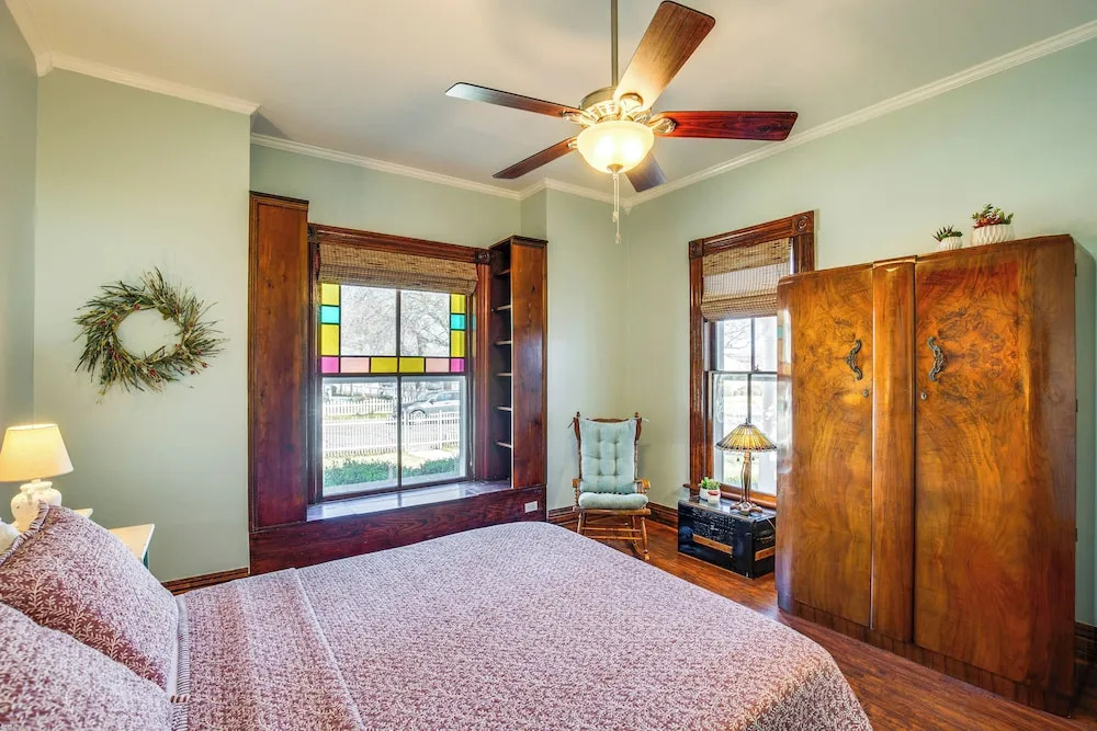Granbury Home w/ Fire Pit, Walk to The Square!