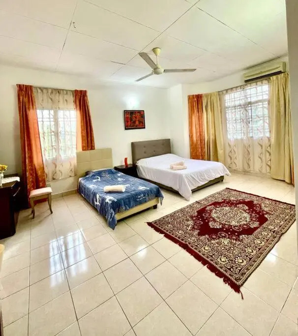 Cozy NEW Cheerful Homestay *NETFLIX & BBQ* 12 pax*