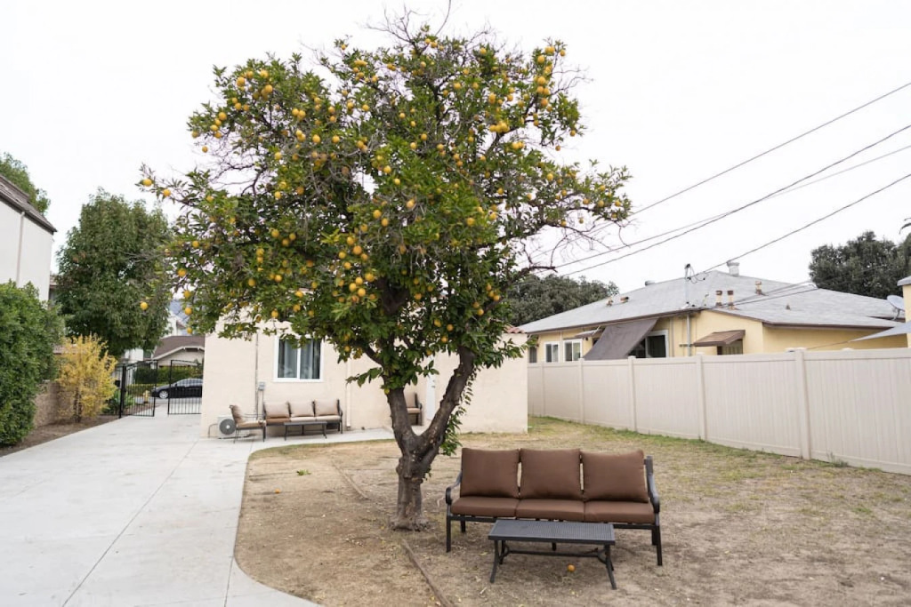 QUAINT 1-BEDROOM BUNGALOW HOME IN GLENDALE  (p5)