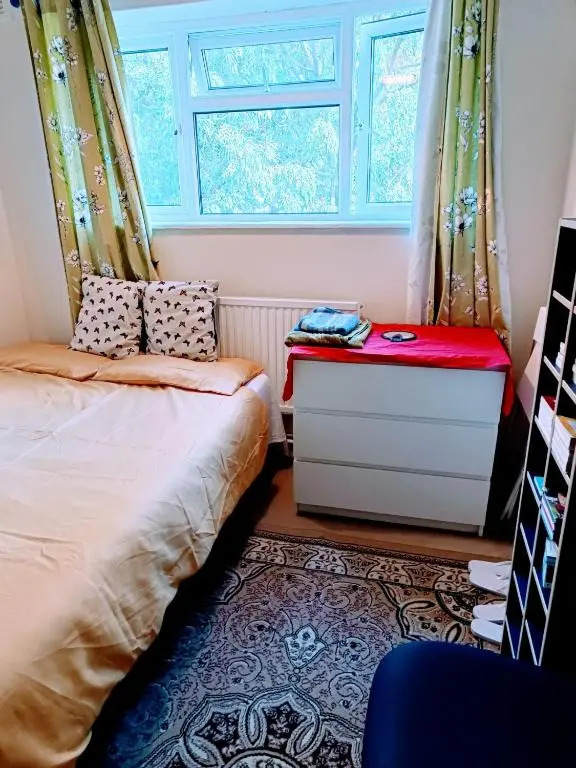 London Double Room with free parking and wifi