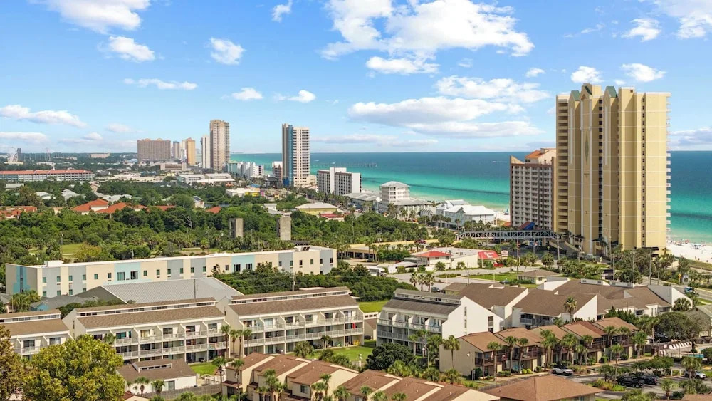 Gulf Walk by Avantstay West End Coastal Escape Renovated 1BR Condo Shared Pool & Beach Access