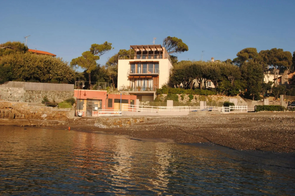 In villa on the sea, apartment on the ground floor with private garden. 6 beds. Reserved parking.-Villa L'Angolino - p.t.