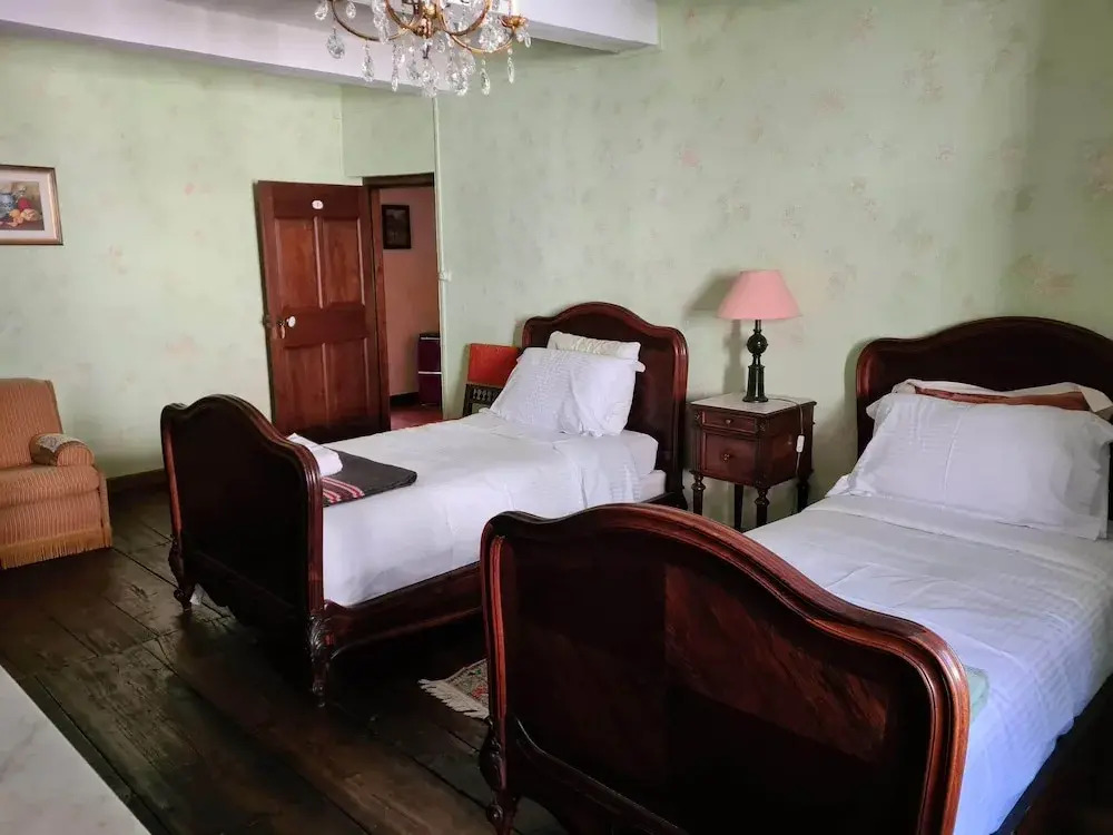 Les Etrangers a lancien Hotel des Etrangers