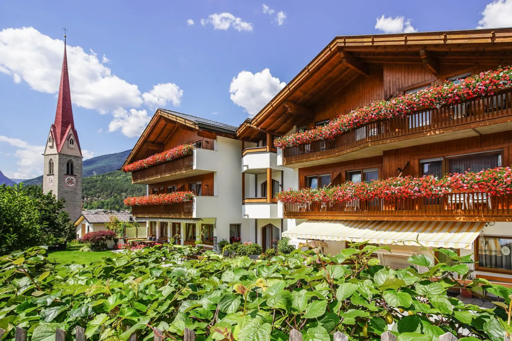 Laurena Aparthotel near Brixen