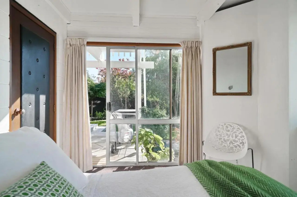 Retro Living - Water views