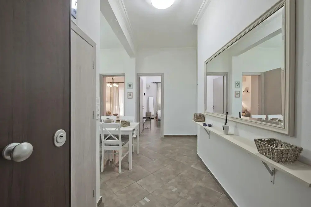 Irida With 1 Bedrooms and 1 Bathrooms