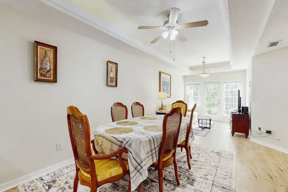 Spacious Townhouse With Private Balcony, Waterview, Pool and Wifi