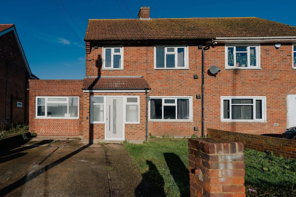 5 min to Heathrow Sleeps 15 Free Parking For 2