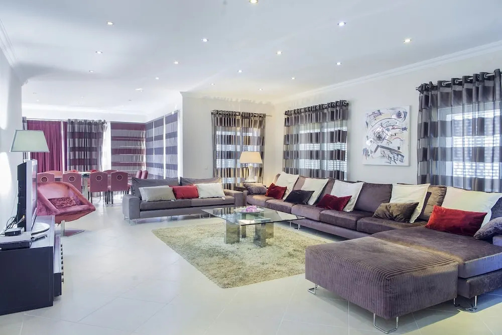 Outstanding Villa Very Well Located Near The Beach