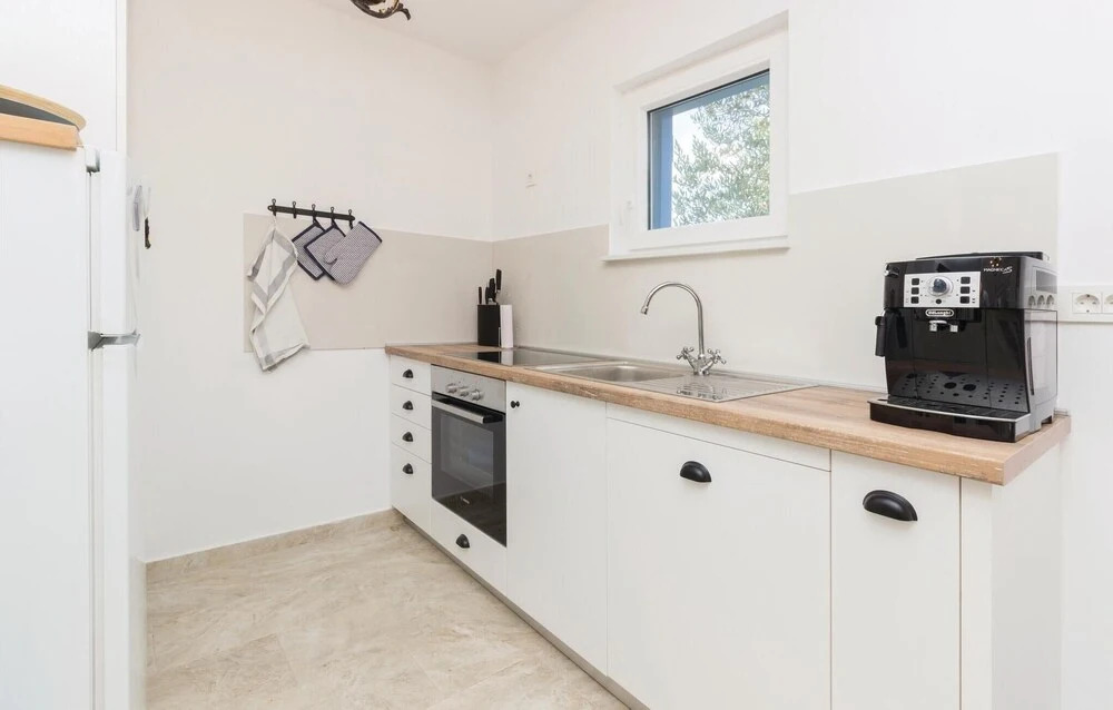 Four-Bedroom Holiday Home In Zdrelac