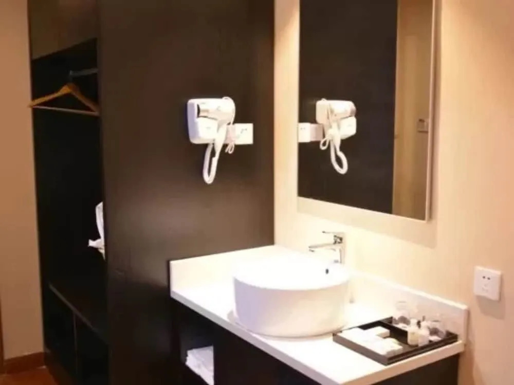 Luoyang Feronia Hotel